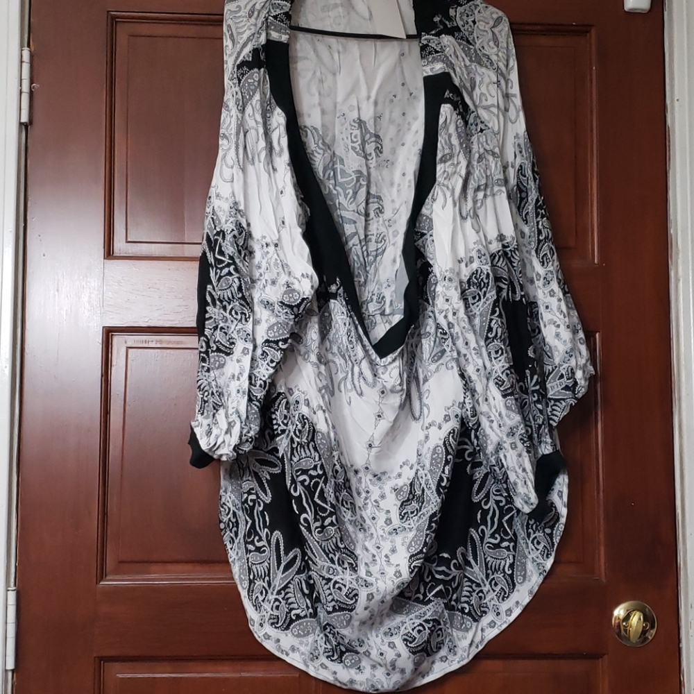 Black and white top size 32w